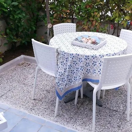 House With 2 Bedrooms In With Shared Pool And Enclosed Garden *